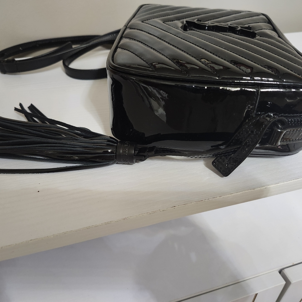Saint Laurent Lou Medium YSL Camera Bag w/Tassel in Quilted Black Patent - Picture 4 of 16